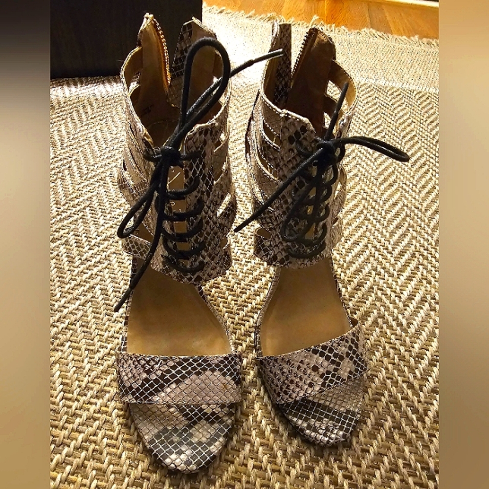 SIGNATURE Leather Heels